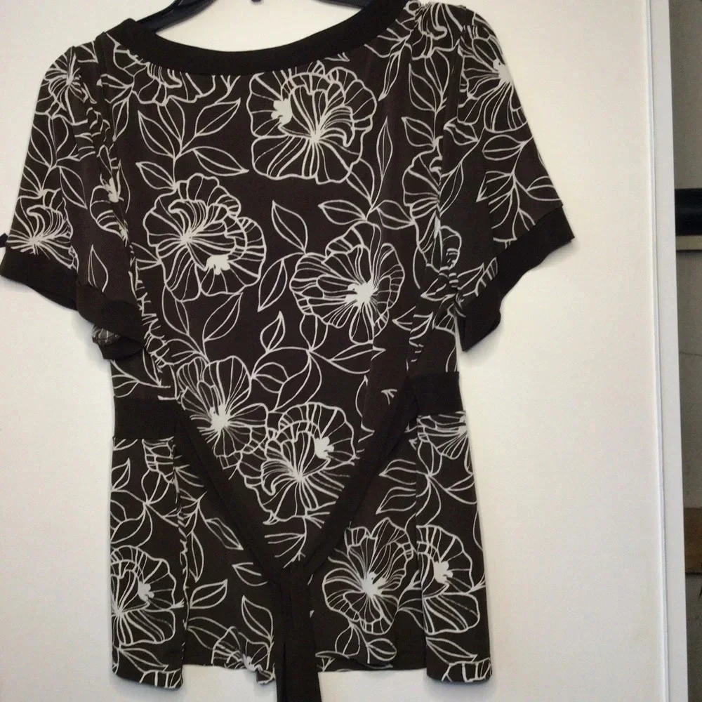 Beautiful brown floral print blouse. Size is approx. Large.   C175​​​​ - Picture 3 of 4